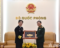 General Nguyen Tan Cuong Receives JMSDF Chief of Staff